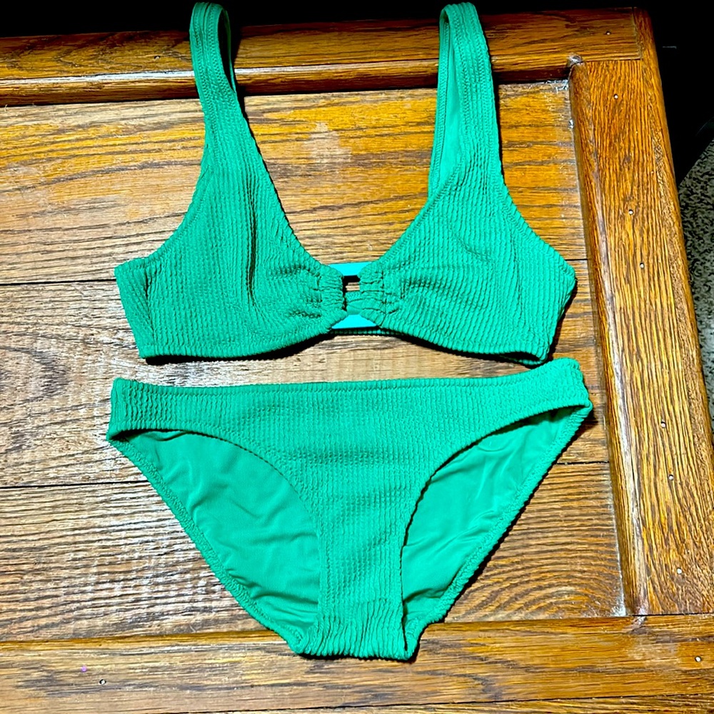 Green aerie swimsuit top size is Medium bottoms Small. Brand new never been worn